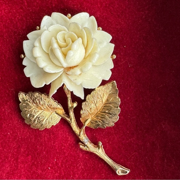 ROSE FLOWER
GOLD TONE BROOCH - Picture 6 of 8